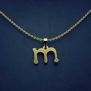 گردنبند طلا 18 عیار زنانه گالری طلا توسطی مدل حرف m کد eb6b23