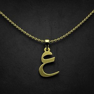 گردنبند طلا 18 عیار زنانه گالری طلا توسطی مدل حرف ع کد cf82b6
