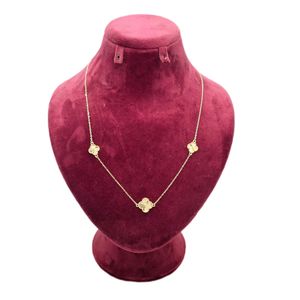 گردنبند طلا کم اجرت 18 عیار زنانه با زنجیر حلقه‌ای (فلامینگو) طلا و شمش برلیان مدل ونکلیف سه گل