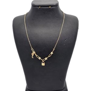 گردنبند طلا کم اجرت 18 عیار زنانه با زنجیر حلقه‌ای (فلامینگو) طلا و شمش برلیان مدل کلید و قفل