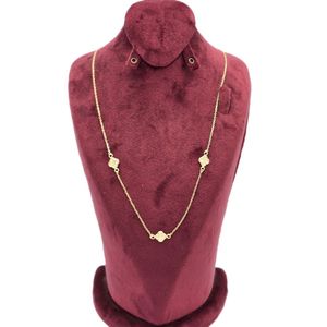 گردنبند طلا کم اجرت 18 عیار زنانه با طرح حلقه‌ای (فلامینگو) طلا و شمش برلیان مدل ونکلیف