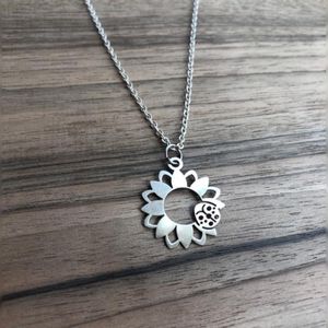 گردنبند نقره زنانه مدل کفشدوزک کد sh142